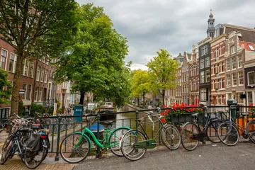 Zelfklevend Fotobehang Uitzicht op de stad van Amsterdamse grachten en typische huizen, Holland, Nethe © Kavalenkava