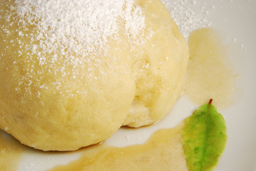 S&uuml;&szlig;e Dampfnudeln mit Kaffee-Zabaglione