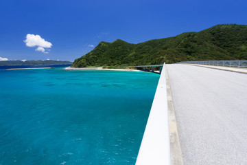 沖縄の海・阿嘉大橋