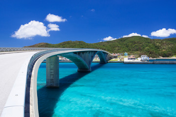 Fototapeta na wymiar 沖縄の海・阿嘉大橋