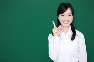 教える女性