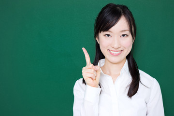 説明する女性
