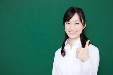 親指を立てるジェスチャーをする女性