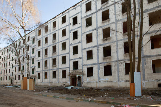 The demolition of old Buildings in Khruschev's style, Moscow