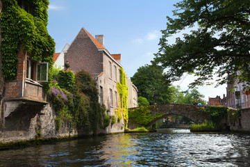 Fototapeta na wymiar The old brick bridge in center of Brugge