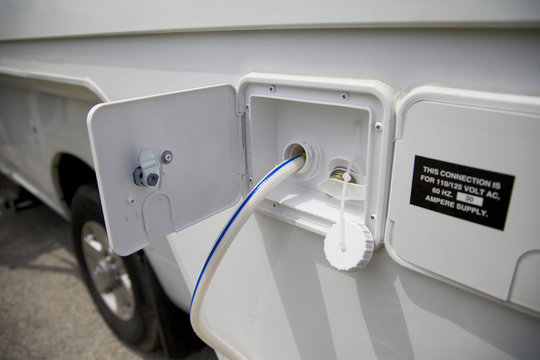Wassertank und Ventil an einem Wohnmobil