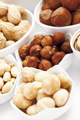 Verschiedene Nüsse in weißem Hintergrund