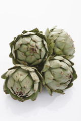 Obraz premium Artischocken auf weißem Hintergrund,close up