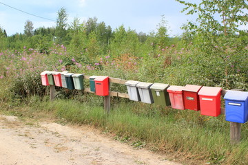 15 bunte Briefkästen im Päijänne Nationalpark in Finnland