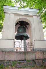 Obraz premium Die riesige Glocke neben der Pfarrkirche von Suomenlinna
