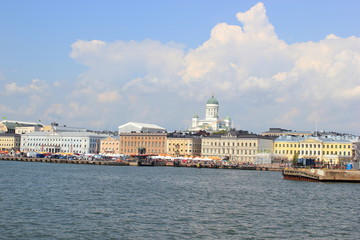 Der Südhafen von Helsinki mit der Skyline (Finnland)