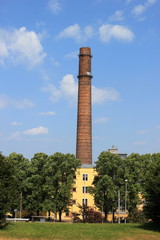 Ein alter Fabriksschlot am Hafen von Tallinn (Estland)