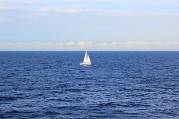 Segelschiff auf dem offenen Meer im finnischen Meerbusen