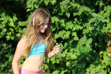Fototapeta Blond dziewczynka biegnie słuchając muzyki obraz