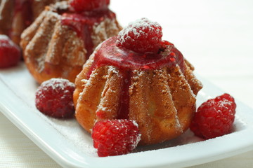 Cupcakes with raspberries