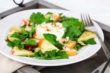 Green salad with apples, walnuts and cheese