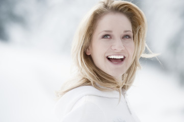 Österreich, Junge Frau lächelnd