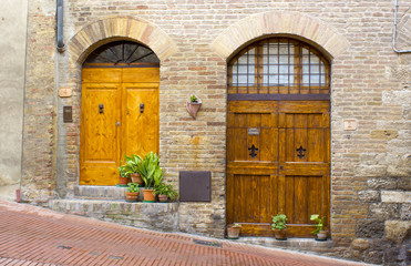 Fototapeta na wymiar lovely tuscan doors, San Gimignano, Italy