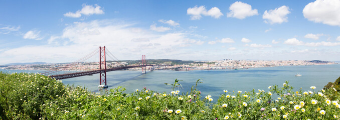 Vue de Lisbonne et du pont du 25 avril depuis le Cristo Rei