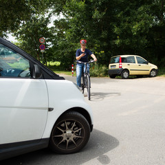 frau schaut beim radfahren auf ihr handy