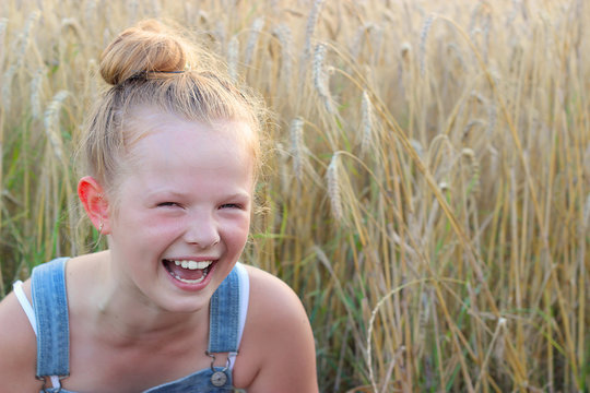 Śmiejące się dziecko w zbożu