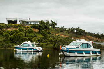 Naklejka premium Beautiful landscape view of the Alqueva lake 