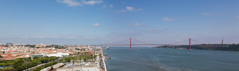 Fototapeta na wymiar Lisbonne : pont du 25 avril depuis le Monument des Découvertes