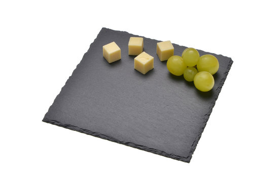 Schieferplatte auf weiss mit Käsesorten dekoriert