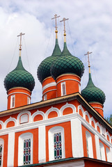 Fototapeta na wymiar Old red orthodox church in Yaroslavl, Russia.