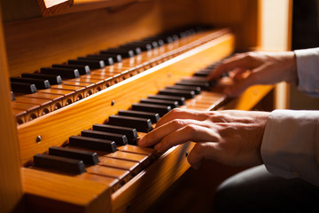 Man playing a church organ - obrazy, fototapety, plakaty