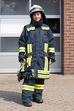 Junge Feuerwehrfrau