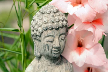 Poster Im Rahmen Buddha im Bambusgarten mit Blumen © trinetuzun