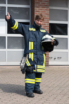 Feuerwehrfrau zeigt Daumen hoch