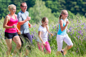 Familie beim Jogging durch Feld 