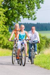 Familie fahren gemeinsam Wochenend Fahrradtour 