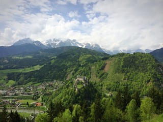 Fototapeta na wymiar Festung Hohenwerfen mit Alpenpanorama