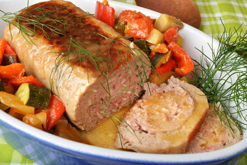 rotolo di pollo ripieno e peperonata