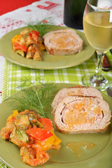 piatto di rotolo di pollo e peperonata