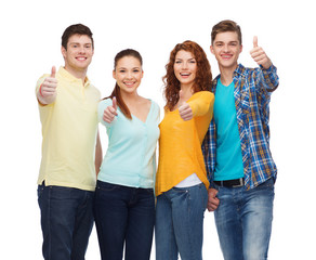 Obraz premium group of smiling teenagers showing thumbs up