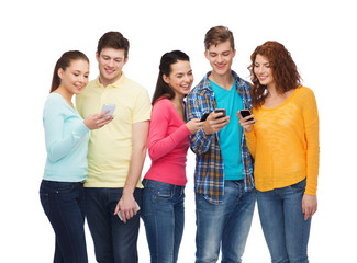 Obraz premium group of smiling teenagers with smartphones