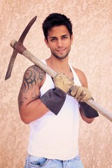 homme faisant des traveaux