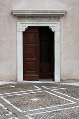 PORTONE DI INGRESSO AD UNA CHIESA