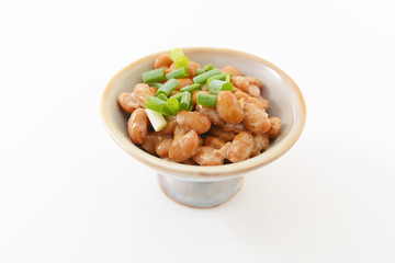 小皿に入れた納豆