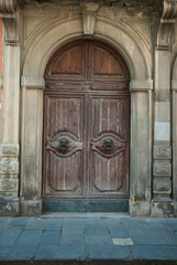 Fototapeta na wymiar Portone di legno, ingresso palazzo