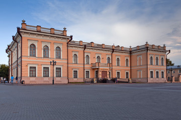 Fototapeta na wymiar The Museum of lace on the Kremlin square in Vologda