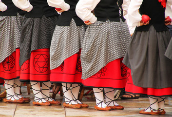 Bailarinas de danza folk vasca en formación