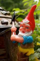 Gartenzwerg mit Hacke