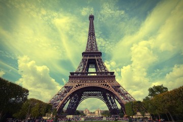 Eiffel Tower. Cross processed filtered tone. - obrazy, fototapety, plakaty