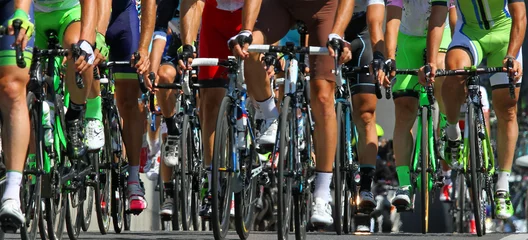 Tableaux ronds sur aluminium brossé Vélo jambes des cyclistes qui roulent pendant la course internationale