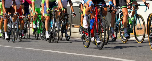 Crédence de cuisine en verre imprimé Vélo jambes des cyclistes qui roulent pendant la course